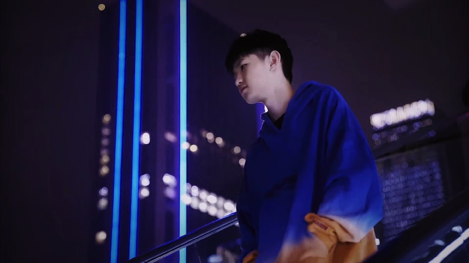 LCK美女主持咸艺珍晒T1粉丝见面会返图：黑丝配格裙~