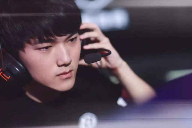 白露水人无力拯救天空。手握飞机和 Satan ，他的输出爆炸，XG晋级主赛事