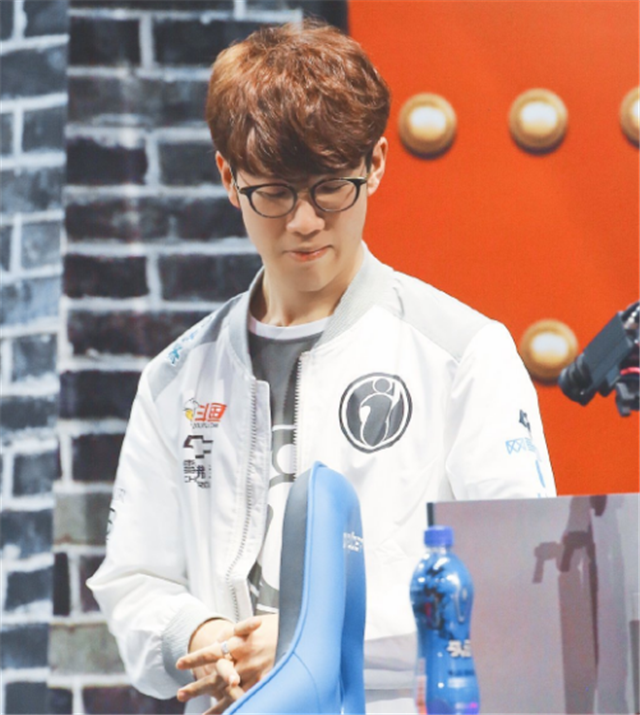 成都AG超玩会遗憾止步2025KPL春季赛季后赛败者组决赛