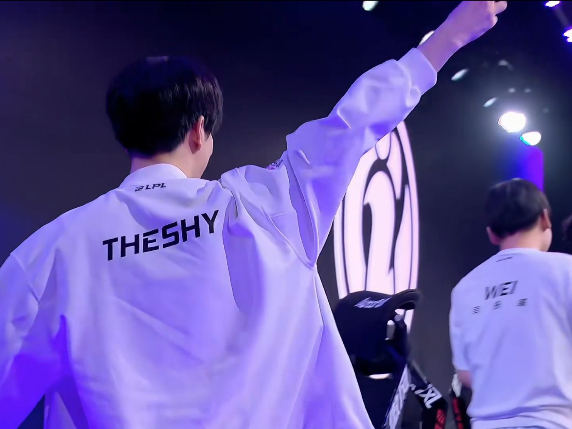 NIP官方致谢粉丝：9个月的酷暑 都抵不过粉丝热情的一半